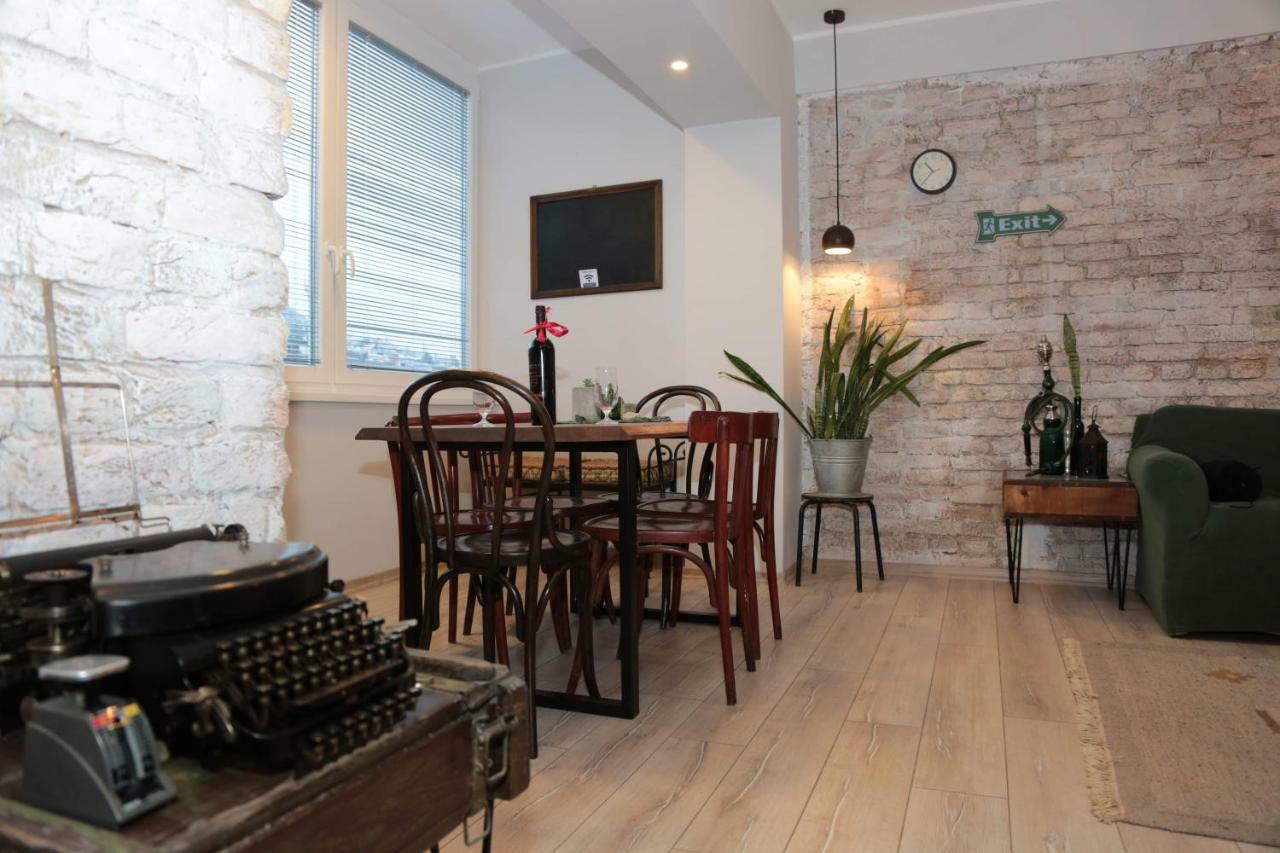 Cinema Courtyard Apartment *
